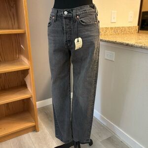NWT Dark Grey Wedgie Straight Levi's in size 26 x 28